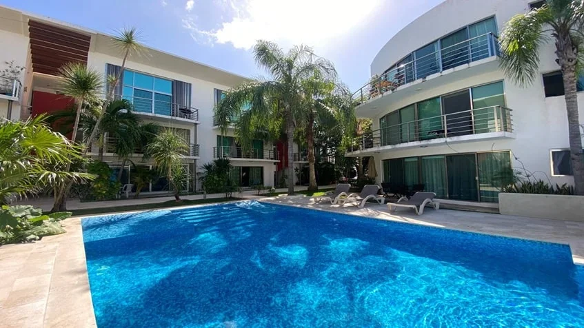 una alberca para residentes en edificio palmeiras playa del carmen