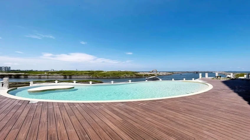 una piscina frente al mar en cabo marino veracruz