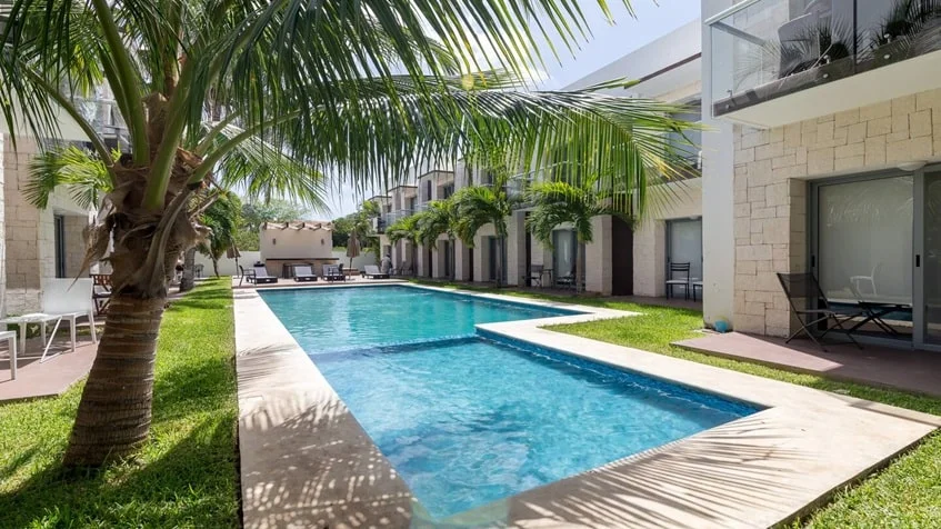 una piscina refrescante en condominio akab playacar