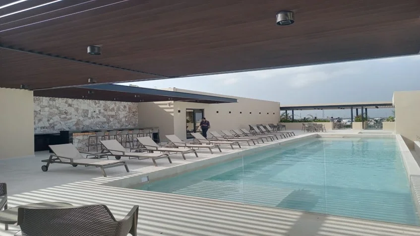 una alberca para residentes en studio 34 playa del carmen