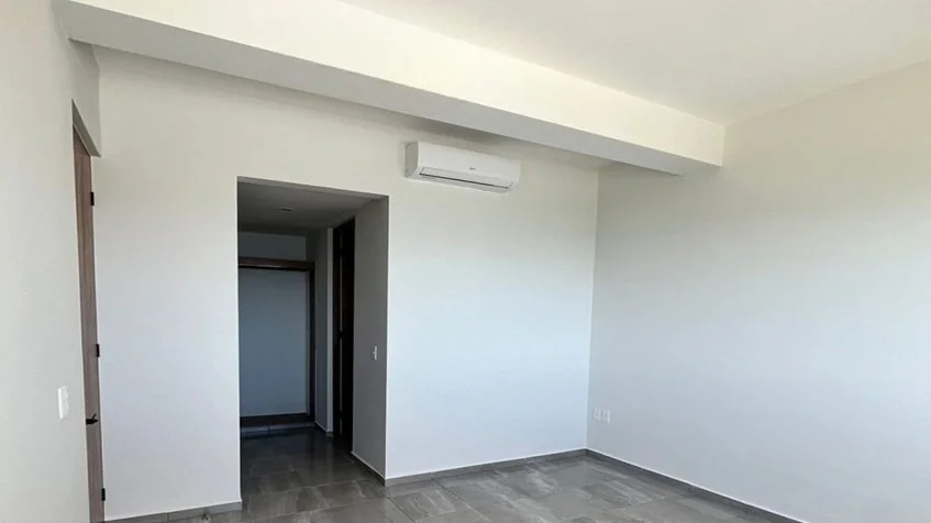 una recamara con un closet y un aire acondicionado en cabo marino veracruz