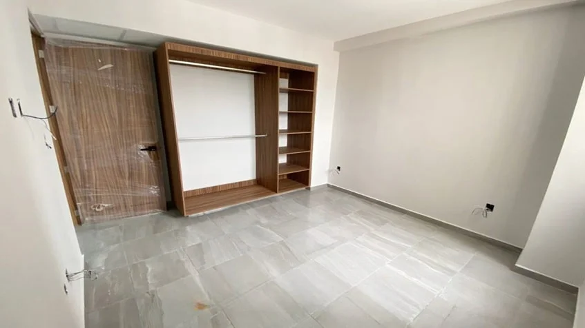 un recamara con un closet grande de madera en Palms Residences Veracruz