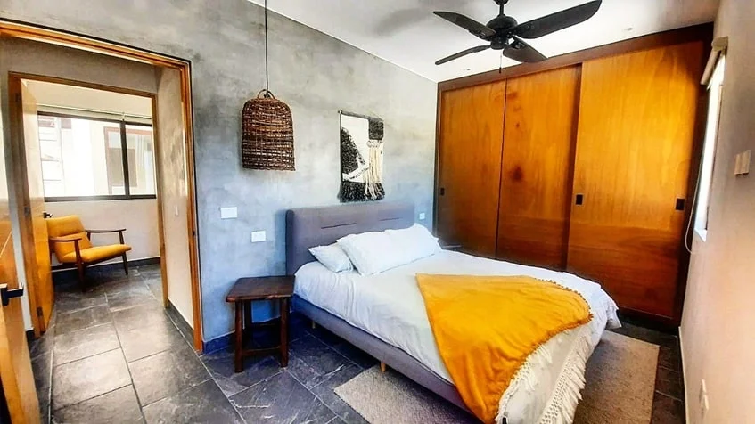 una recamara con closets en verandas condos playa del carmen