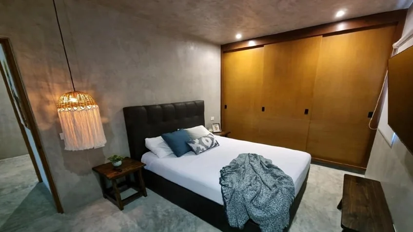 una recamara con closets grandes de madera en verandas condos playa del carmen