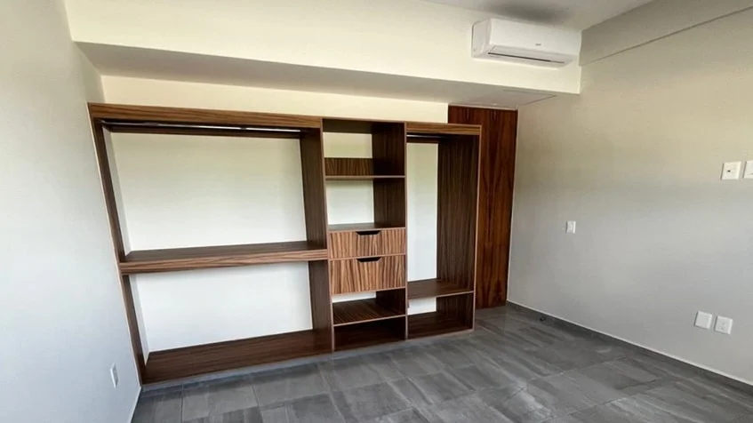 un closet grande abierto y un aire acondicionado en una recamara en cabo marino veracruz