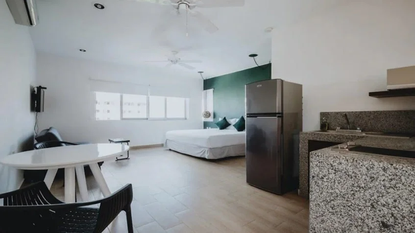 una cocina equipada en casa mora suites playa del carmen