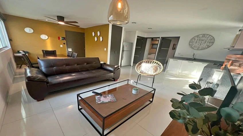 una sala y un centro de mesa en condominio anemonas playacar
