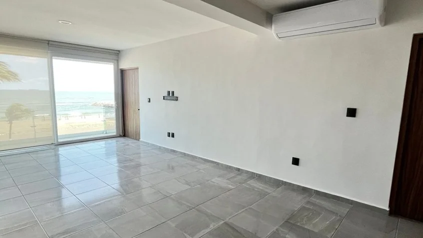 una sala con vista al mar en Palms Residences Veracruz