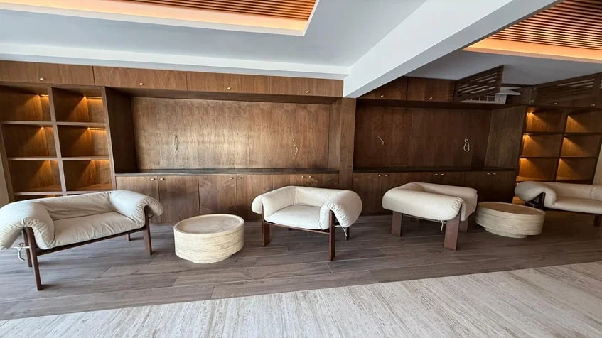 un area de recepcion con unas sillas nuevas en studio 34 playa del carmen