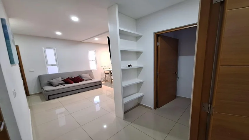 un rack para poner cosas y un sofa en yaakun condos playa del carmen