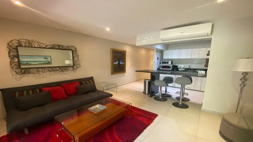 una sala y una cocina en condominio akab playacar