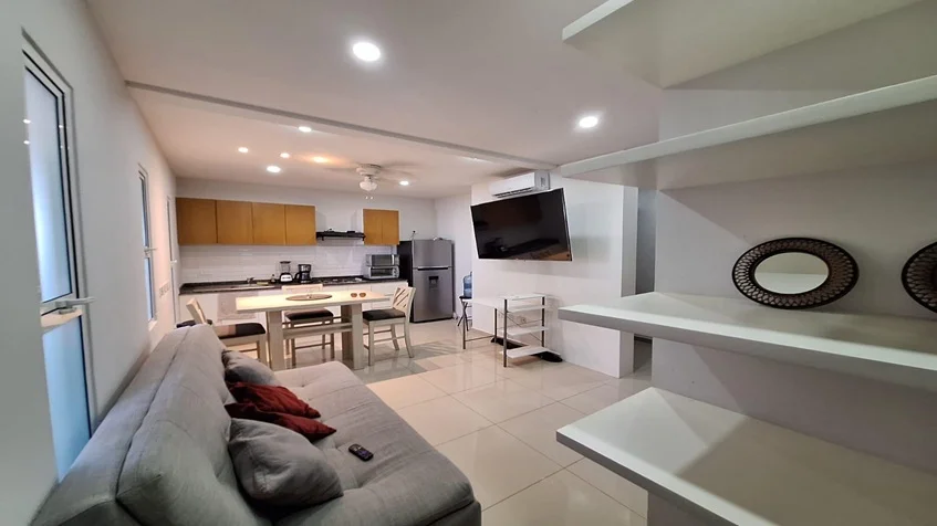 una sala y un sofa en yaakun condos playa del carmen