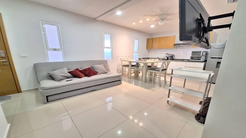 una sala y un comedor en yaakun condos playa del carmen