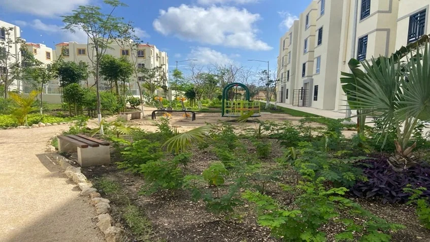 un camino con areas verdes y areas de juegos para niños en aldea tulum