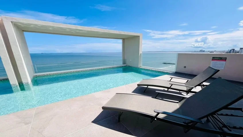 una terraza con camastros en Palms Residences Veracruz