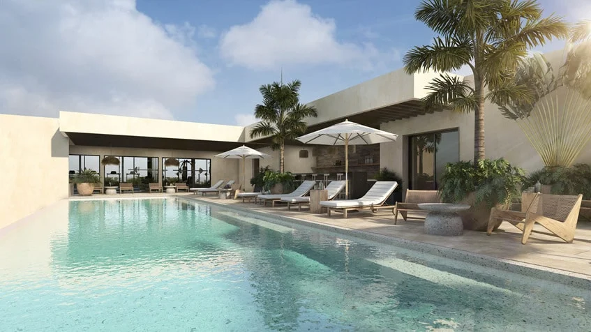 una alberca, unos camastros y palmeras en studio 34 playa del carmen