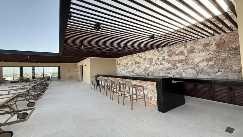 una terraza con un area de bar en studio 34 playa del carmen