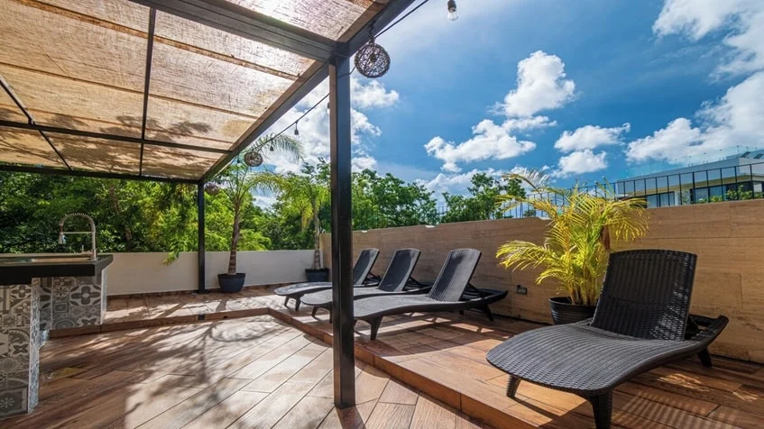 una terraza con camastros en Kantuun Tulum