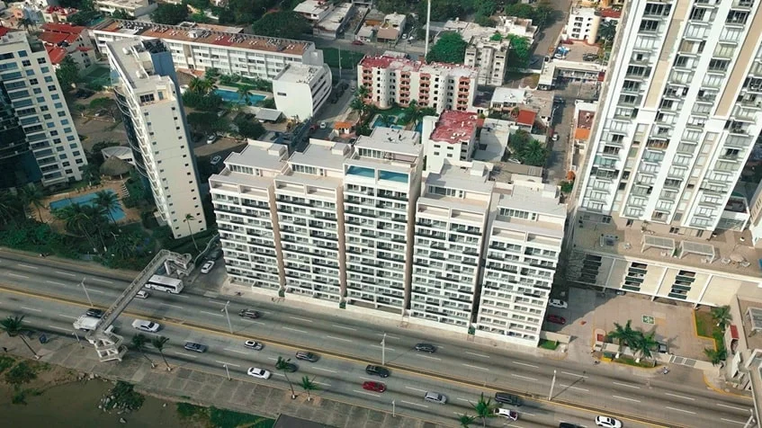una vista aerea de un edificio con departamentos en Palms Residences Veracruz