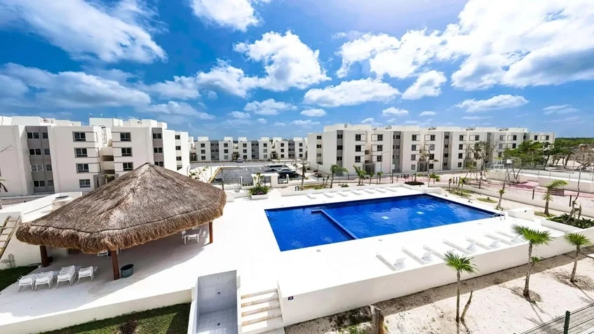una vista aerea de una palapa y una alberca comun en aldea tulum