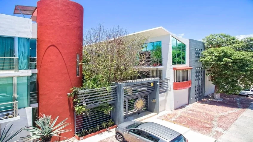 una fachada exterior de un edificio con departamentos en edificio palmeiras playa del carmen