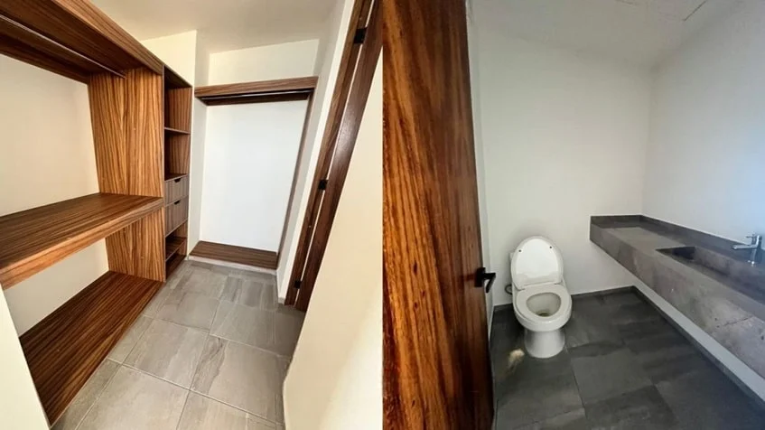 un walk in closet y un baño con un lavamanos en cabo marino veracruz