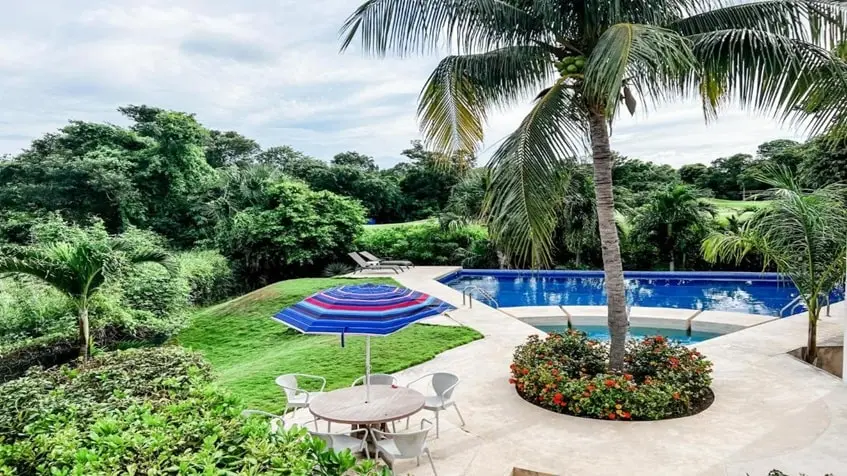 una alberca con areas verdes alrededor en golf drive playacar