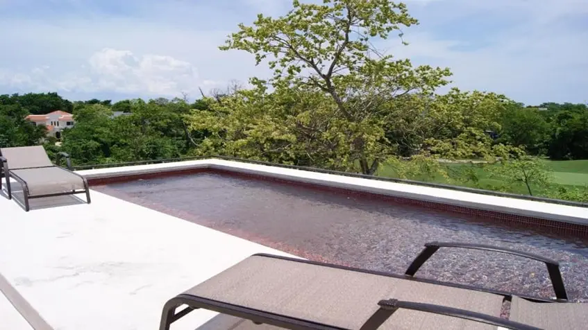 una terraza solarium con vista al campo de golf en golf drive playacar