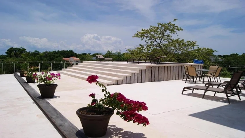 una terraza con camastros al aire libre en golf drive playacar