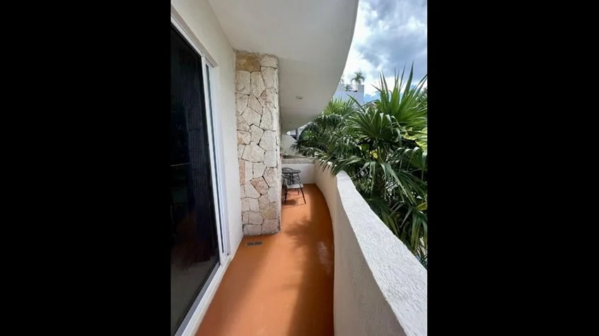 un balcon en condominio alegro playa del carmen