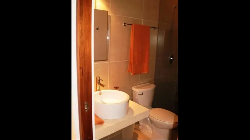 un baño completo con un lavamanos en golf drive playacar