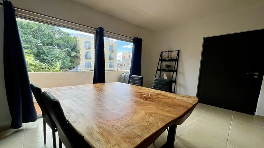 un comedor con un balcon en condominio alegro playa del carmen