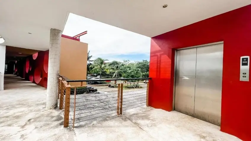 un pasillo con un elevador en golf drive playacar