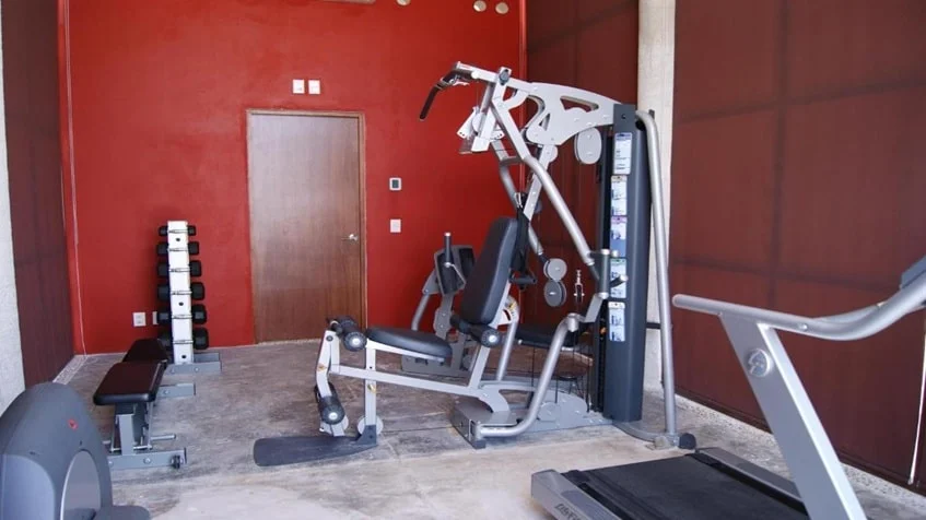 un gimnasio en golf drive playacar