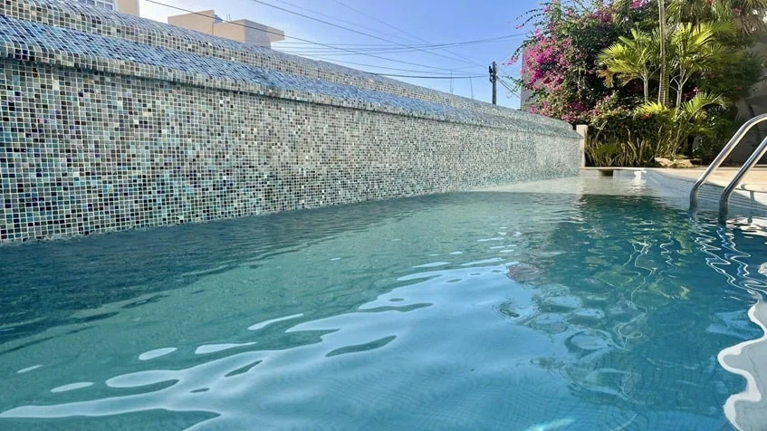 una alberca comun en condominio alegro playa del carmen