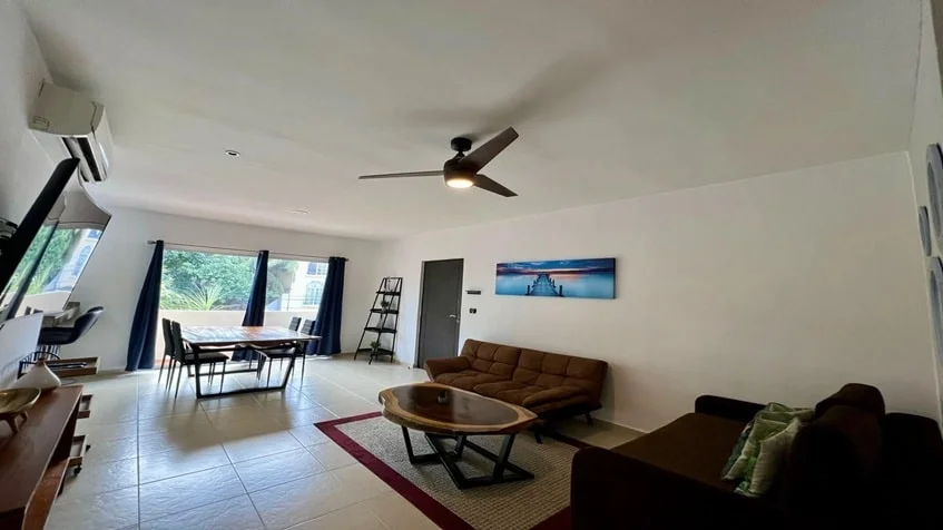 una sala amplia y un comedor en condominio alegro playa del carmen