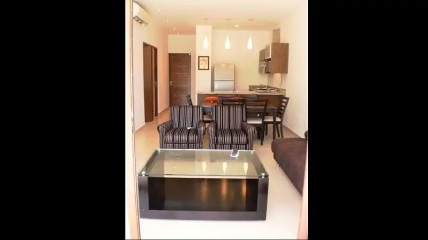 una sala y un comedor en golf drive playacar