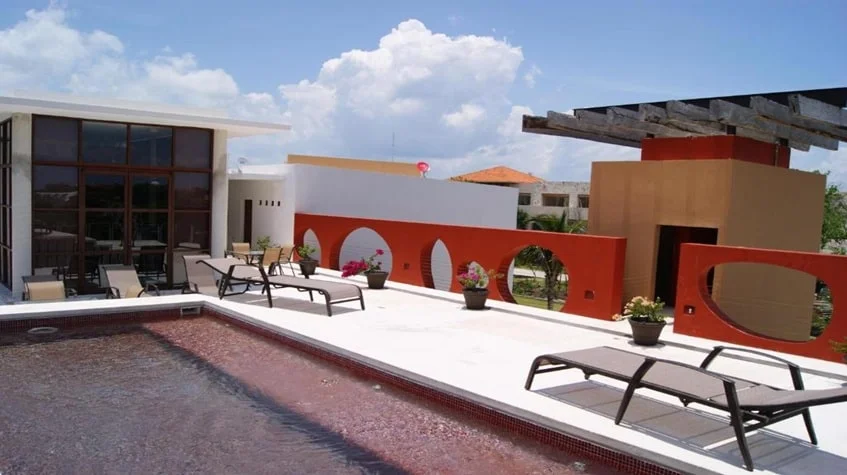 un area de camastros en golf drive playacar