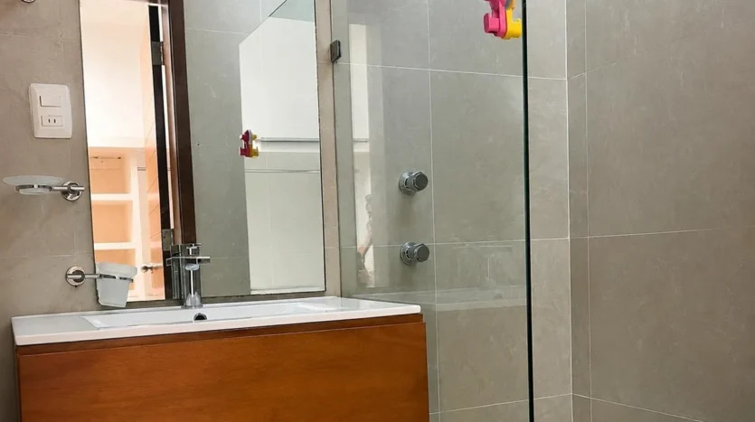 un baño con un lavamanos en club real playacar playa del carmen