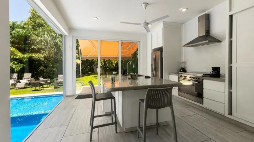 una cocina con vista a la piscina en club real playacar playa del carmen