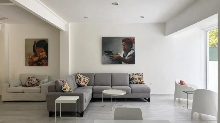 una sala con cuadros decorativos en club real playacar playa del carmen