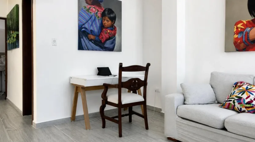 una sala de espera con cuadros decorativos en club real playacar playa del carmen
