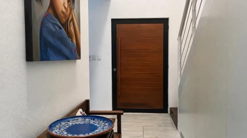 un pasillo con un cuadro decorativo de una niña en club real playacar playa del carmen