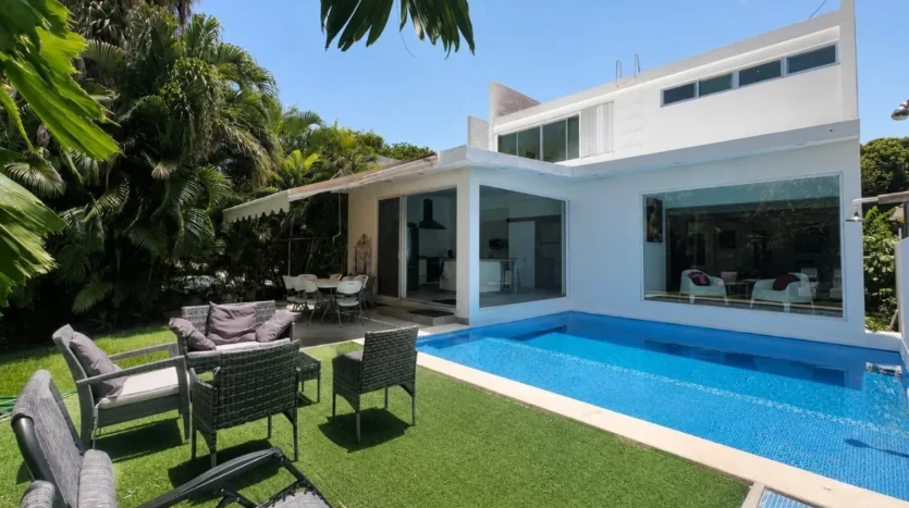 una alberca privada en club real playacar playa del carmen