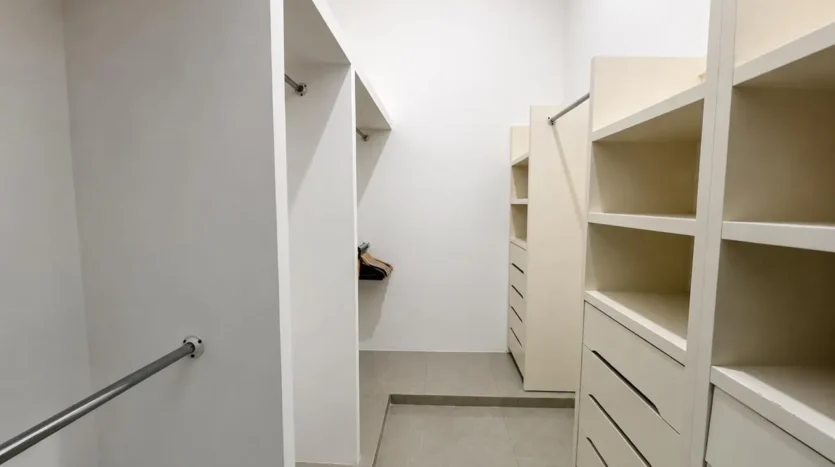 un walk in closet en club real playacar playa del carmen