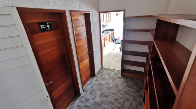 un pasillo con closets para guardar documentos en plaza yamaha playa del carmen