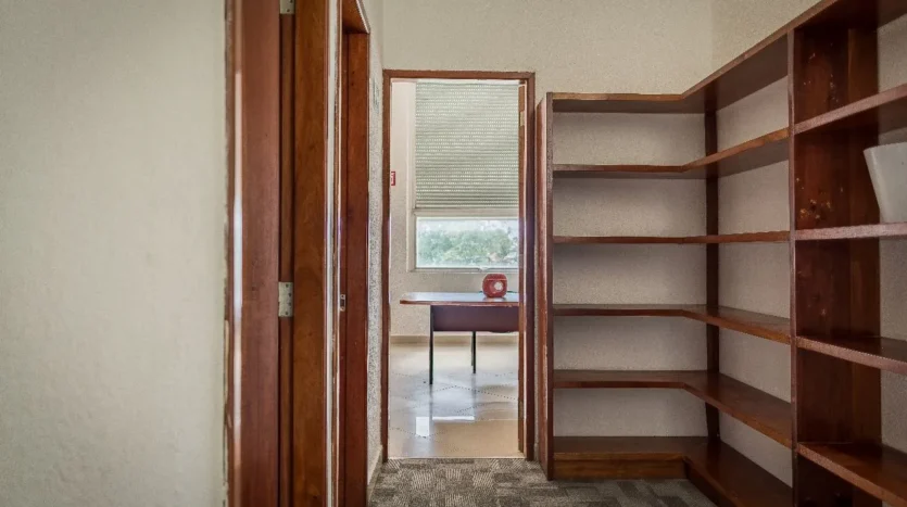 un area de closets con archiveros de madera en plaza yamaha playa del carmen
