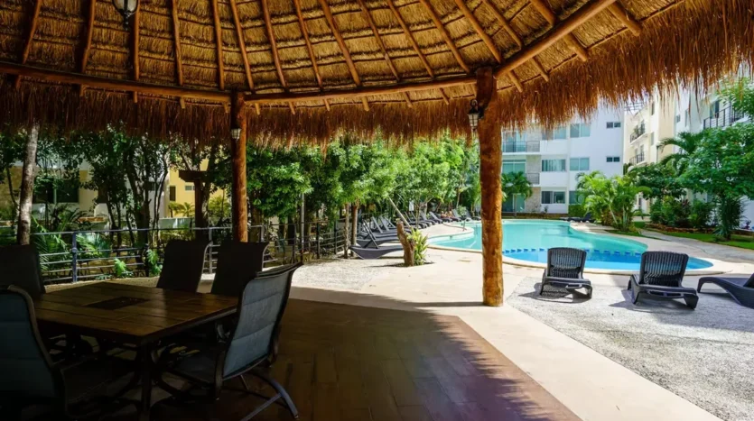 una palapa para eventos con camastros en punta estrella playa del carmen