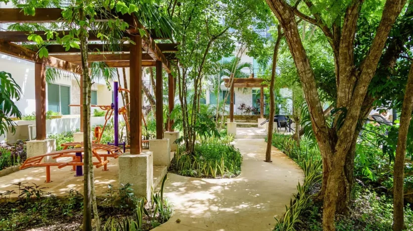 un pasillo con areas verdes alrededor en punta estrella playa del carmen