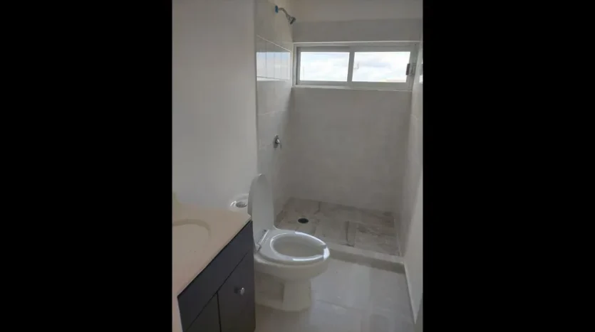 un baño con una ducha en condo jim ejidal playa del carmen